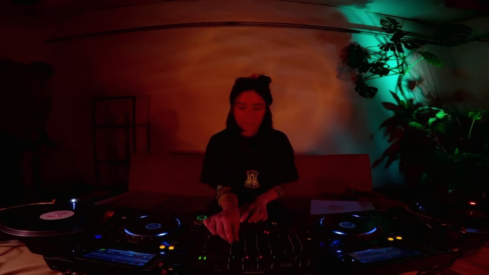 hot topic w/ Amanita