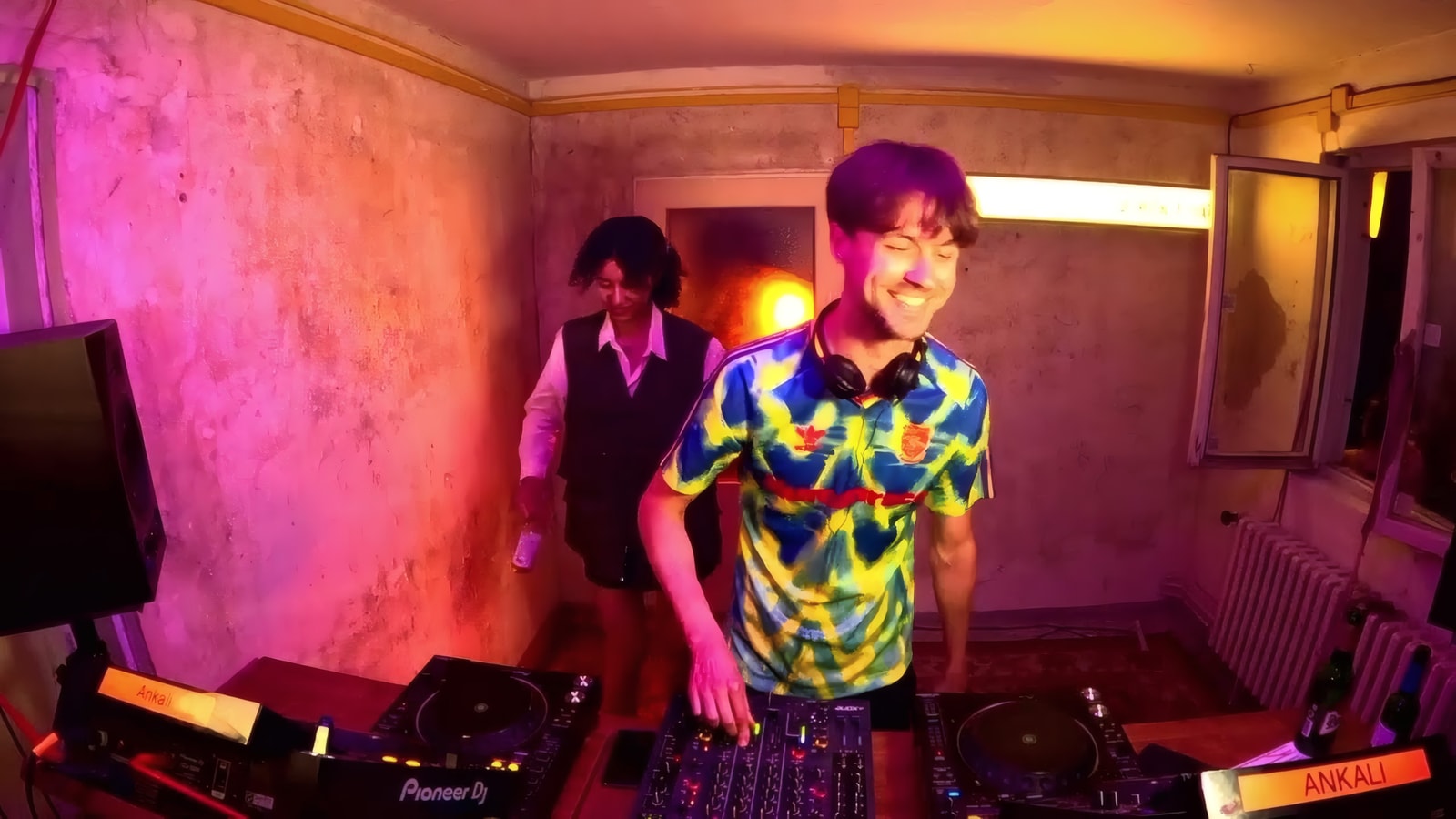 Je ne Sais Quoi w/ DLKTek