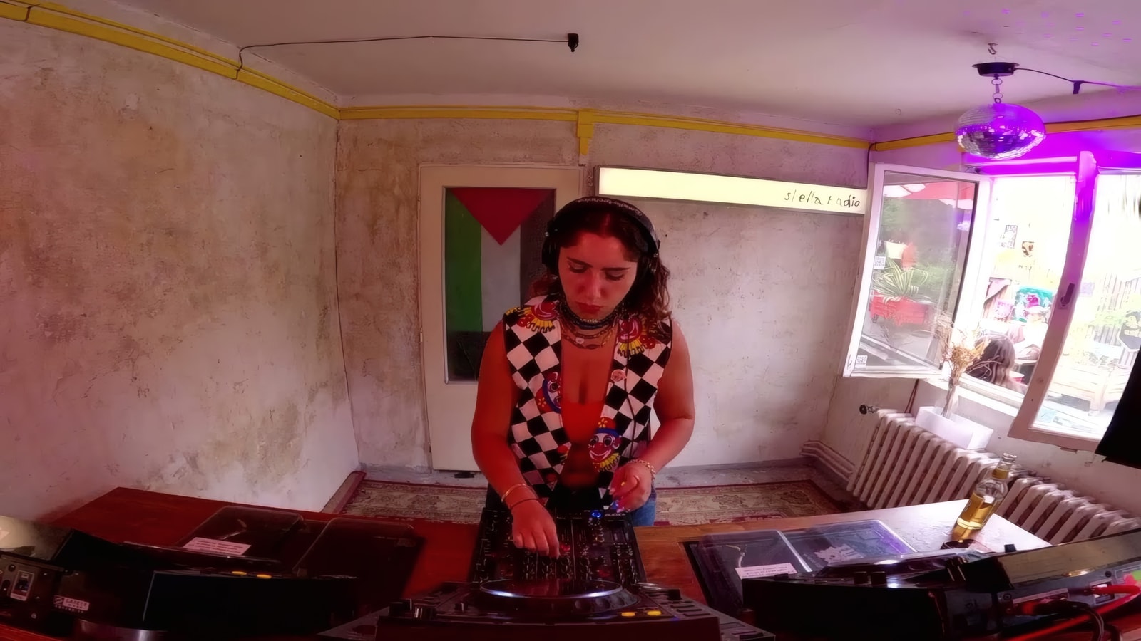 Fréquence Inter w/ Lara Bee