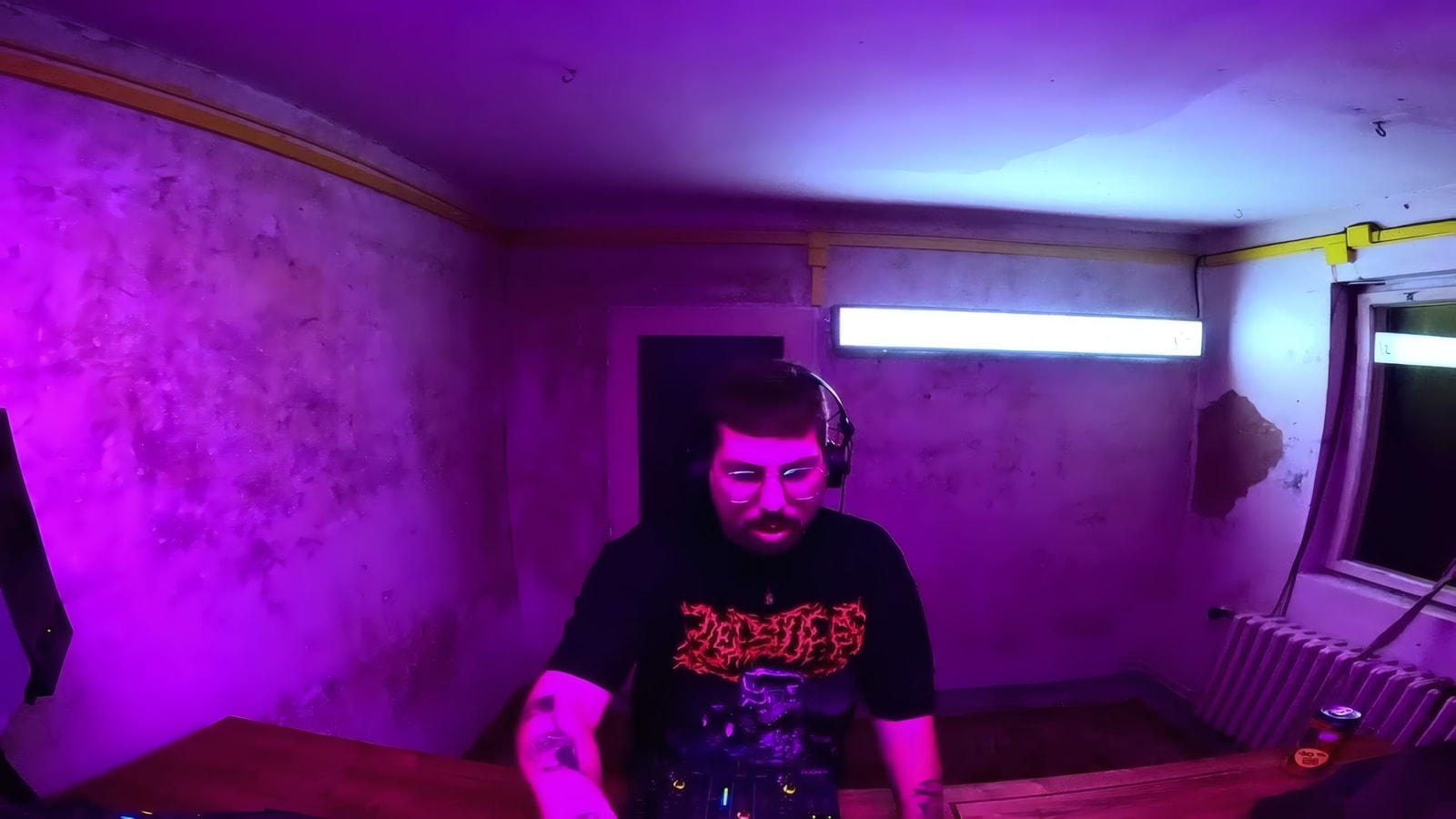 harampádí w/ HYAEN