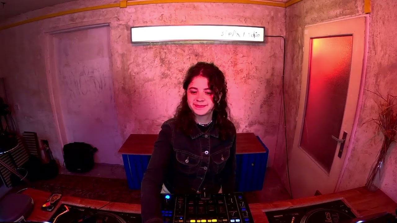 hot topic w/ Surrealita