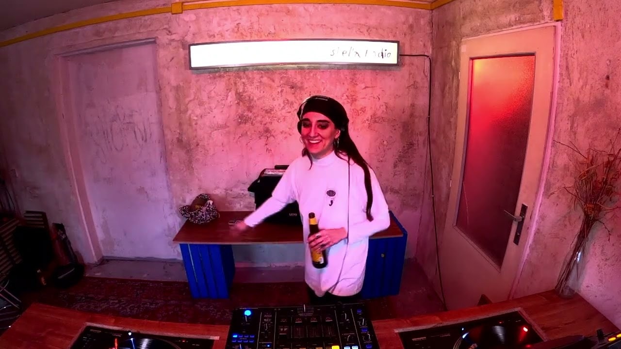 hot topic w/ Acidfinky